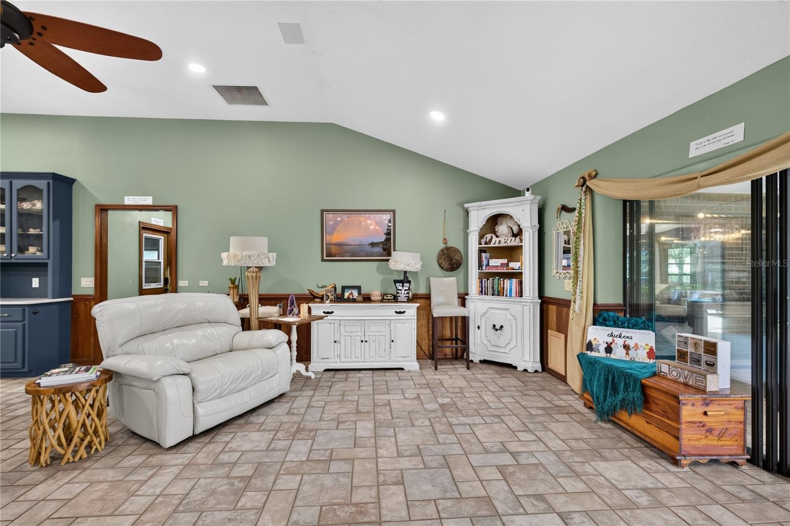 sitting area/ dining area off living room and kitchen