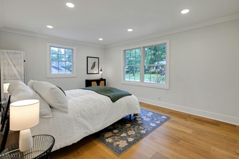 Sunny and spacious bed 2