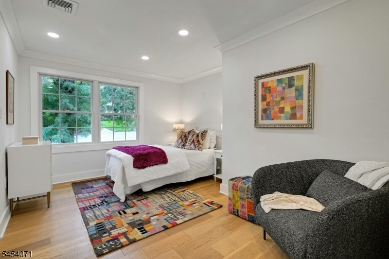 Light & bright bedroom 3