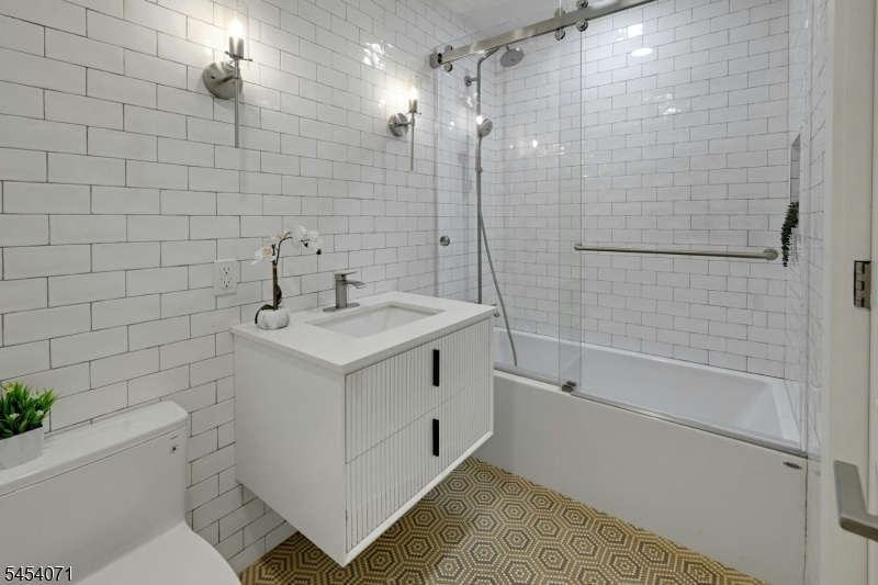 Hall bath w soaking tub/shower