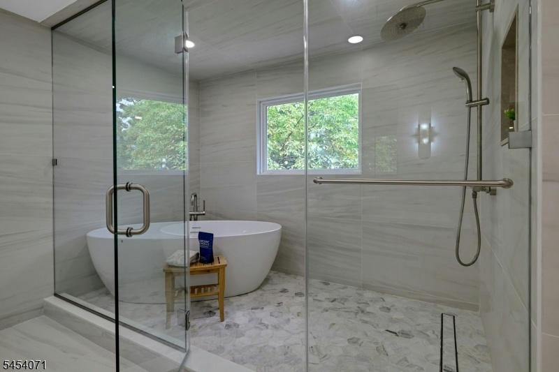 Wet room w soaking tub & views