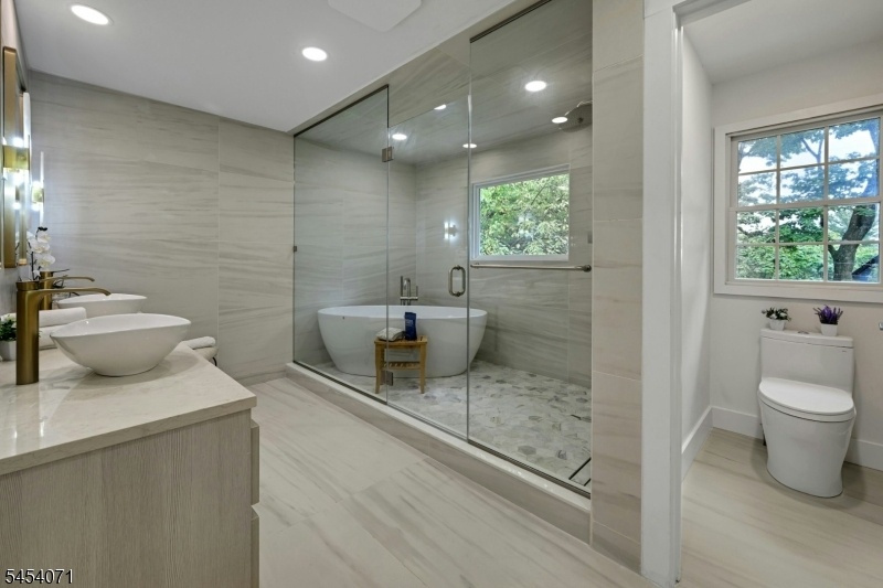 Luxurious primary bath