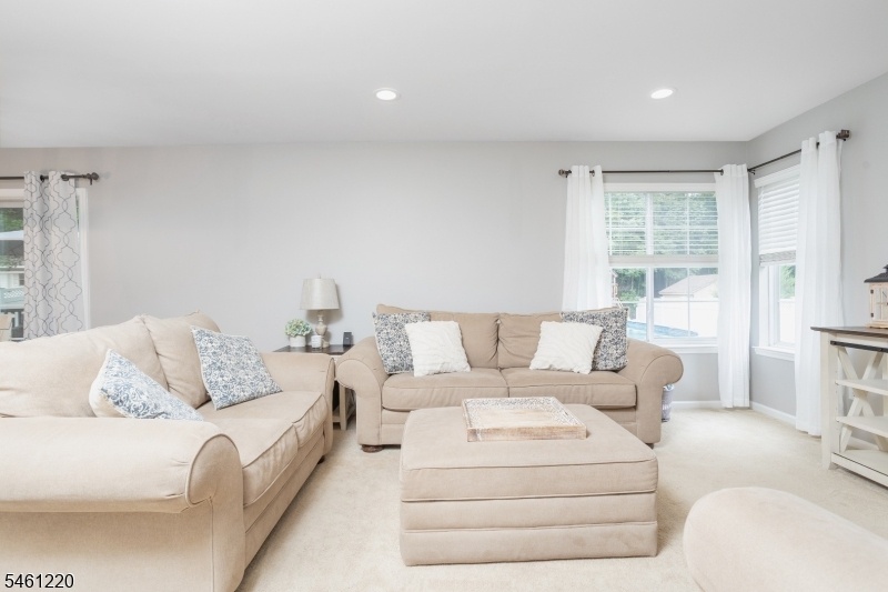 NEUTRAL TONES & RECESSED LIGHT