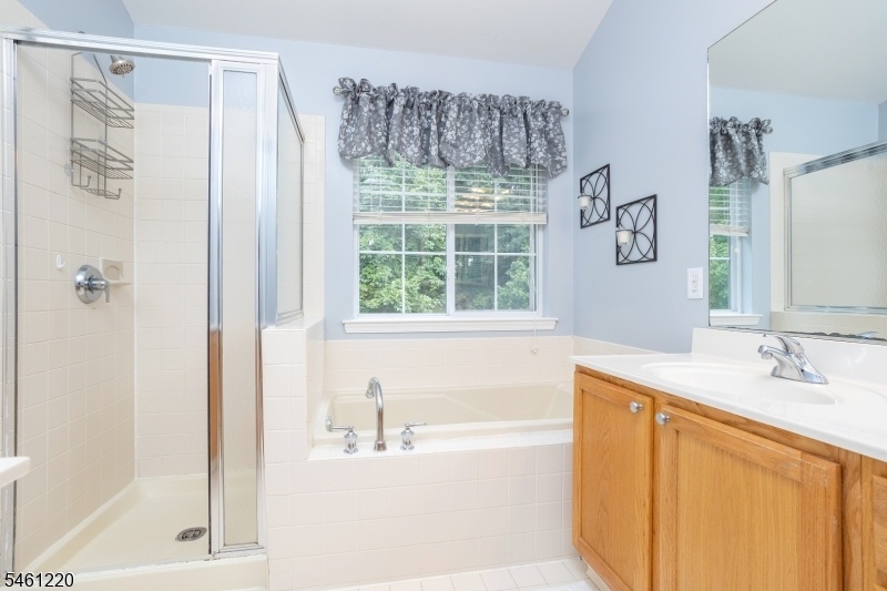OVERSIZED BATH & TILED SHOWER