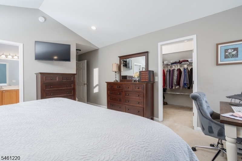 MASTER BEDROOM WALK-IN CLOSET
