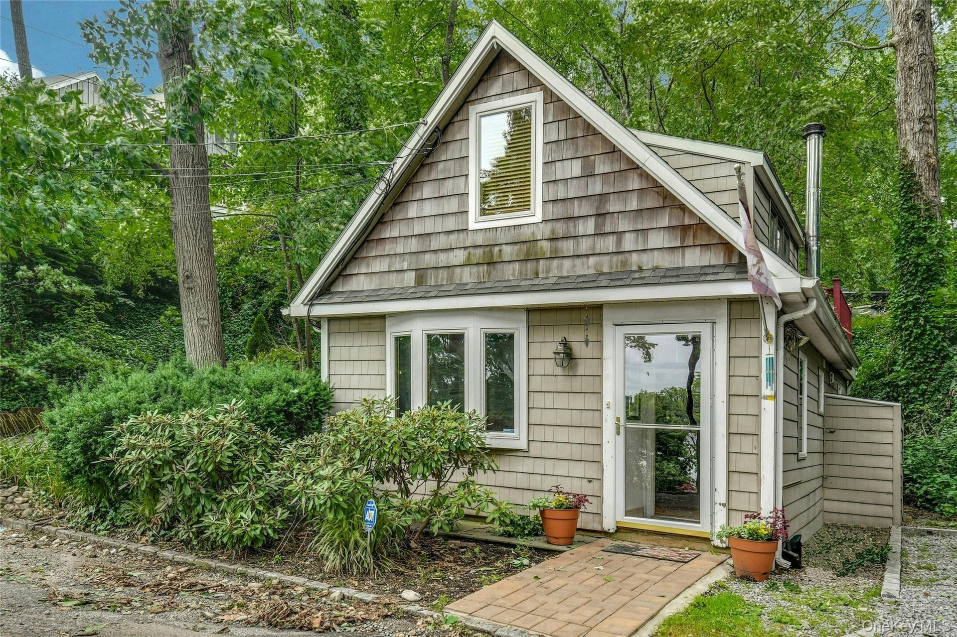 2 Bedroom cottage, ideal for guests, family or additional income.