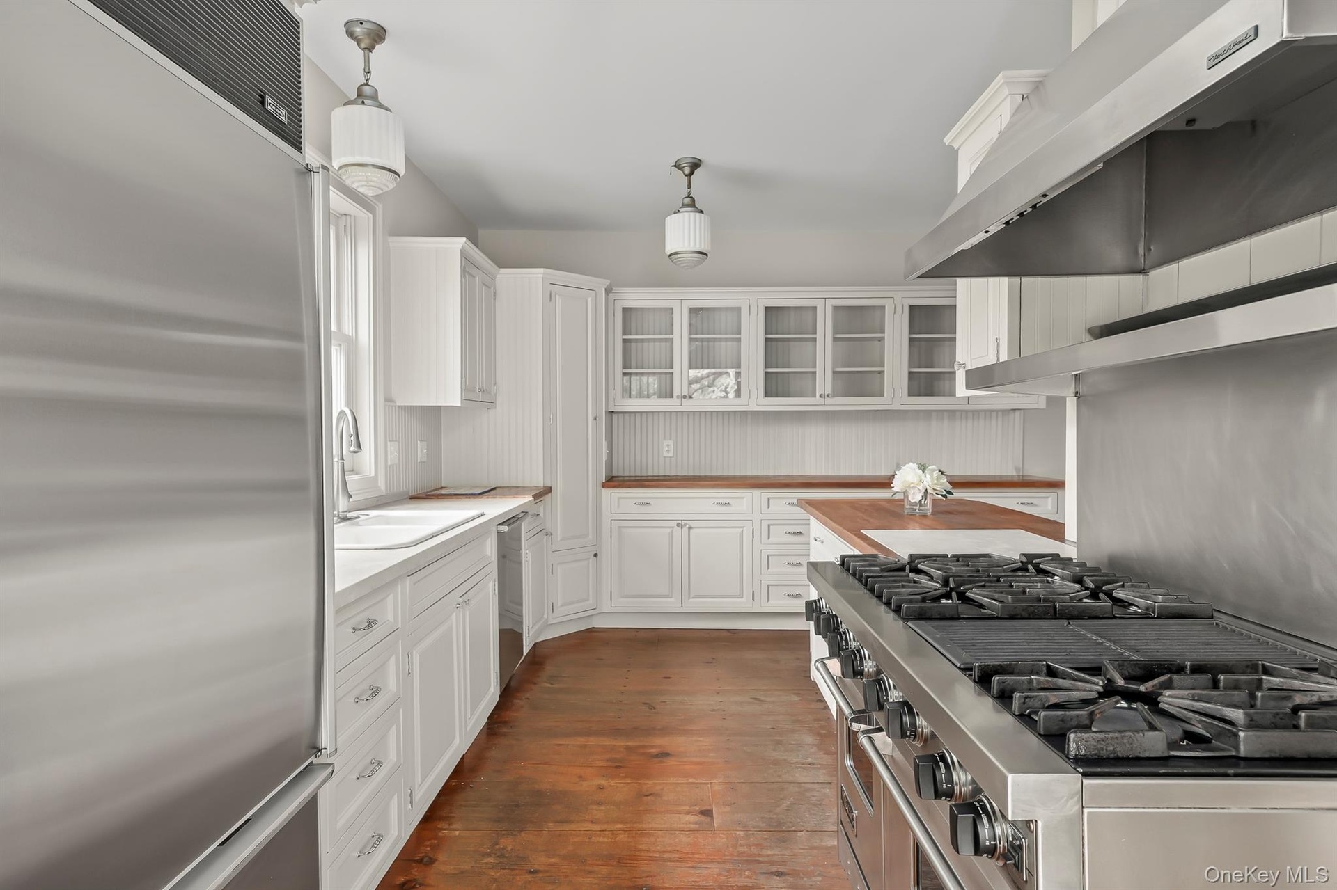 Sub Zero Fridge, Viking Range and Ample Cabinet Storage