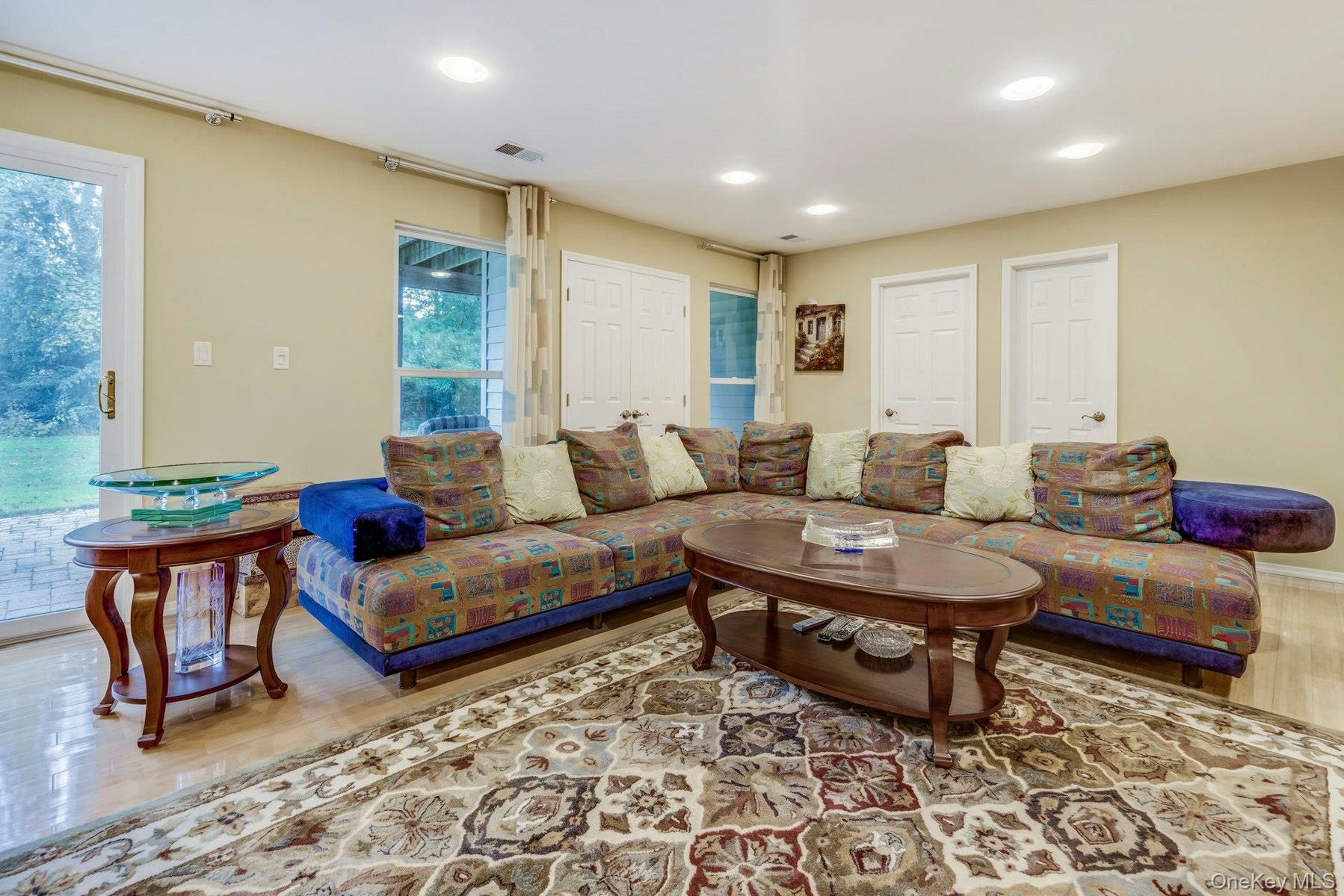 Large famlly room with sliders to back