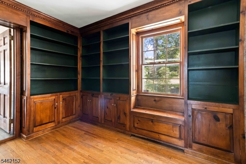 Custom Library / Den