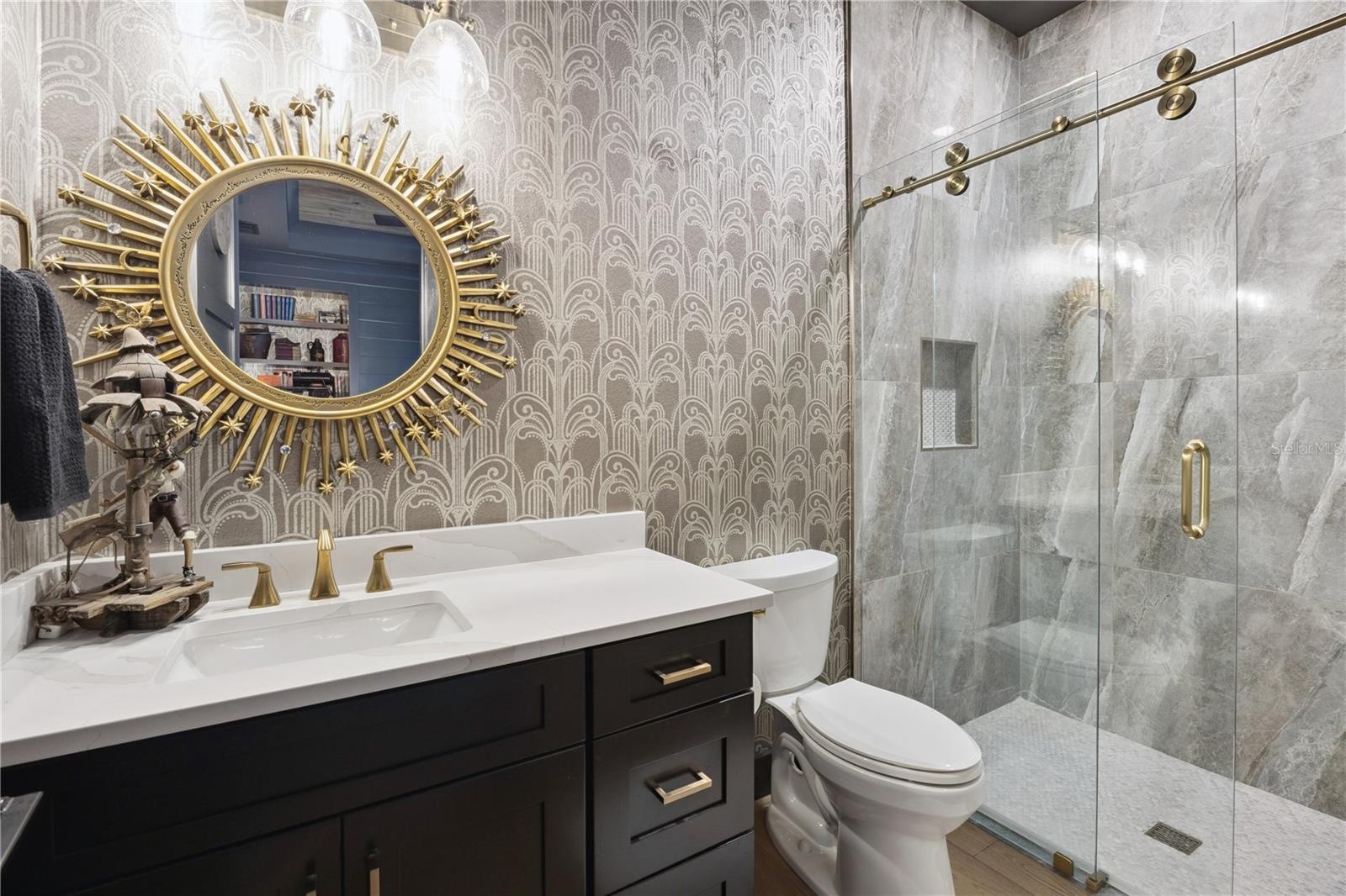 Ensuite bathroom #2 (mirror to be changed)