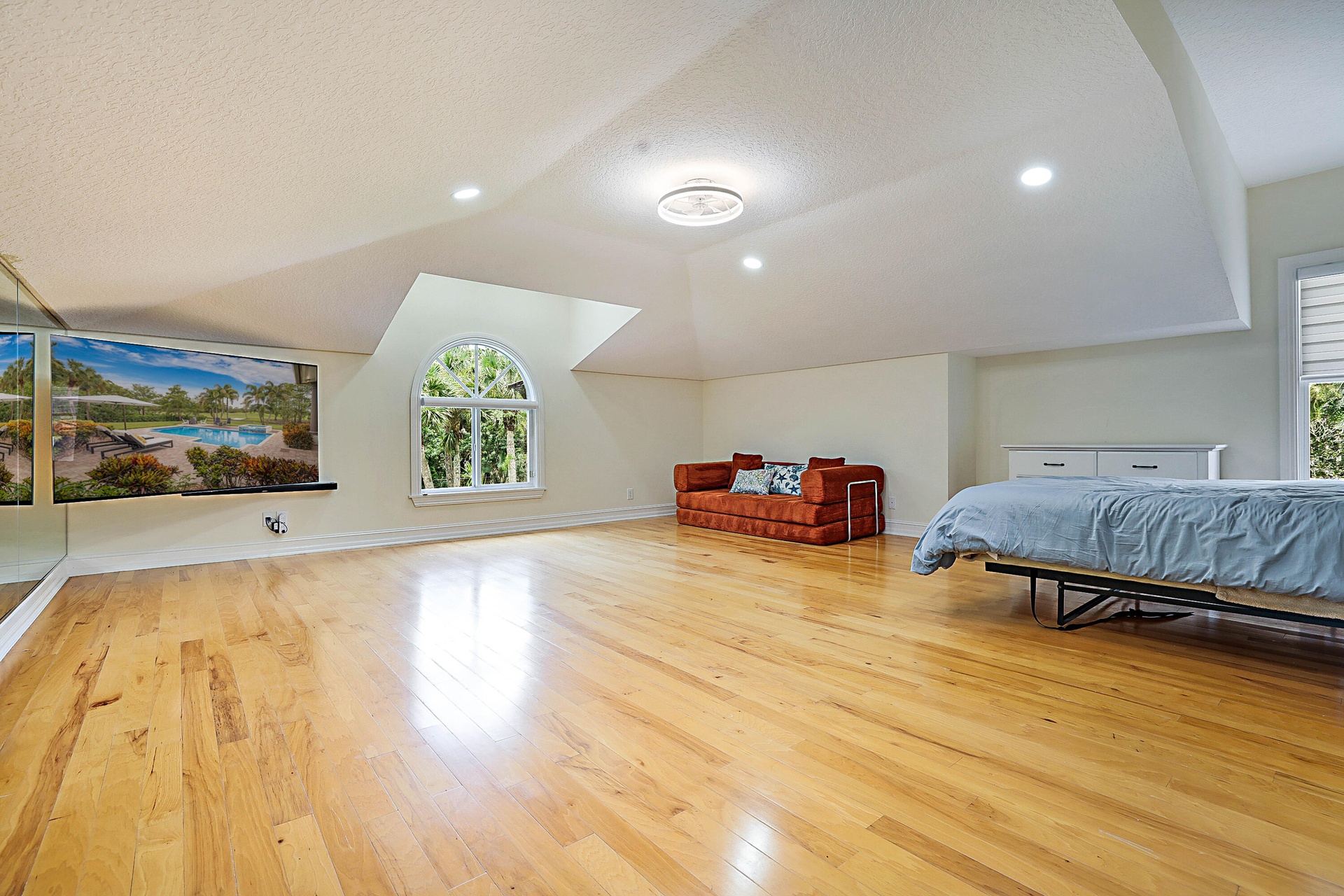 Very Large Studio apt above garage