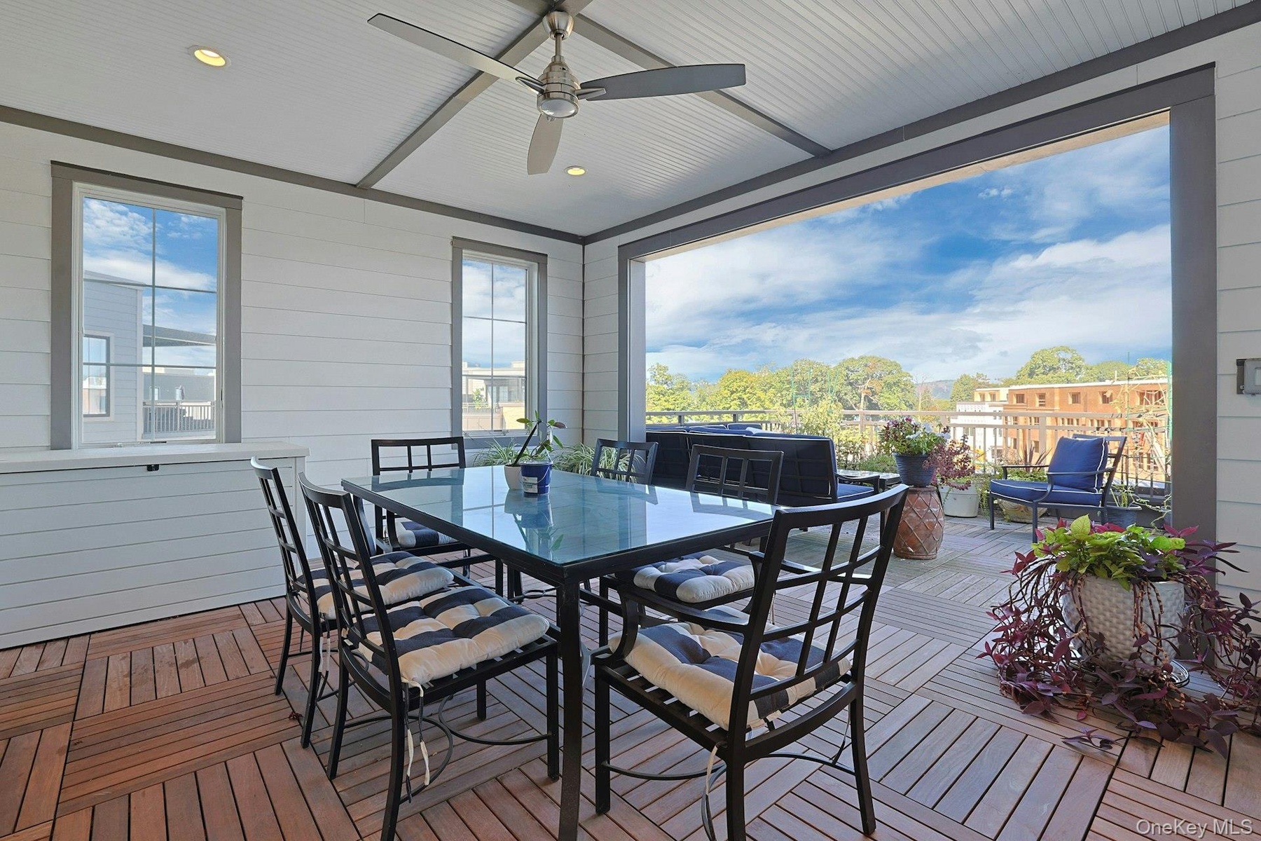 Wonderful covered &. outdoor space