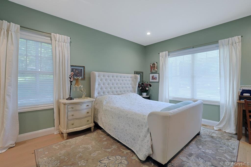 Primary bedroom suite w/bath on the main level