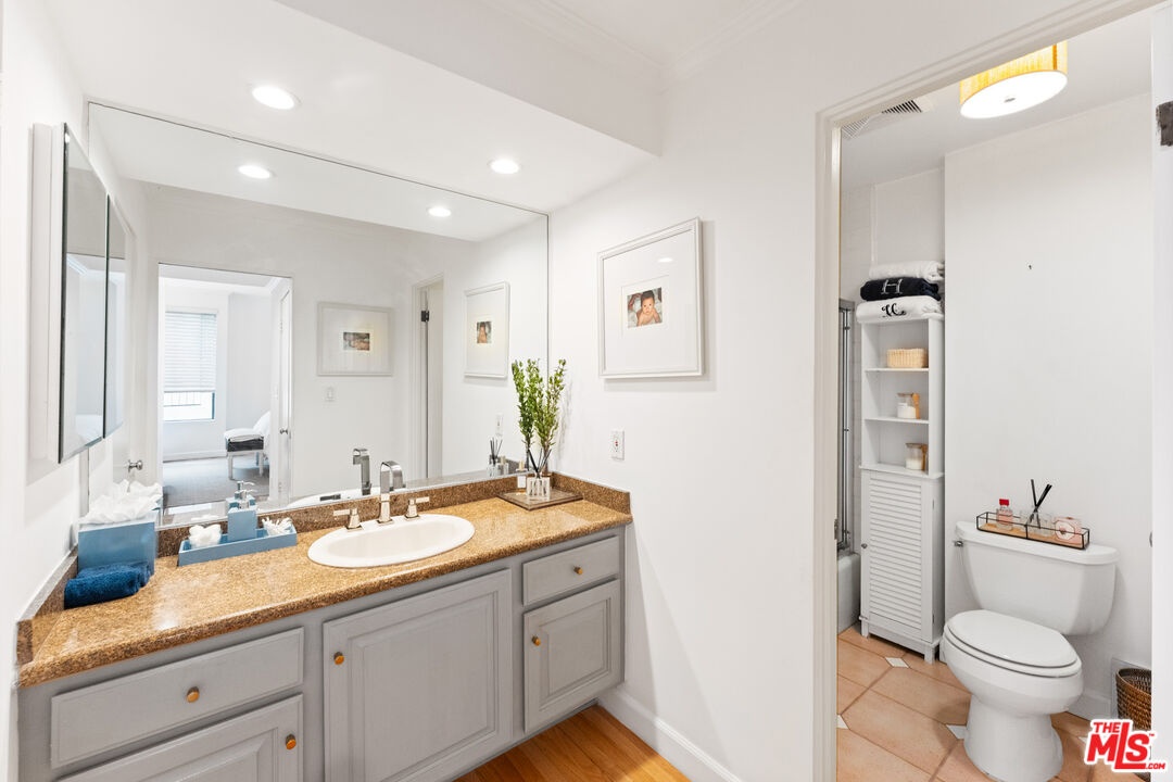 En suite bath in Primary