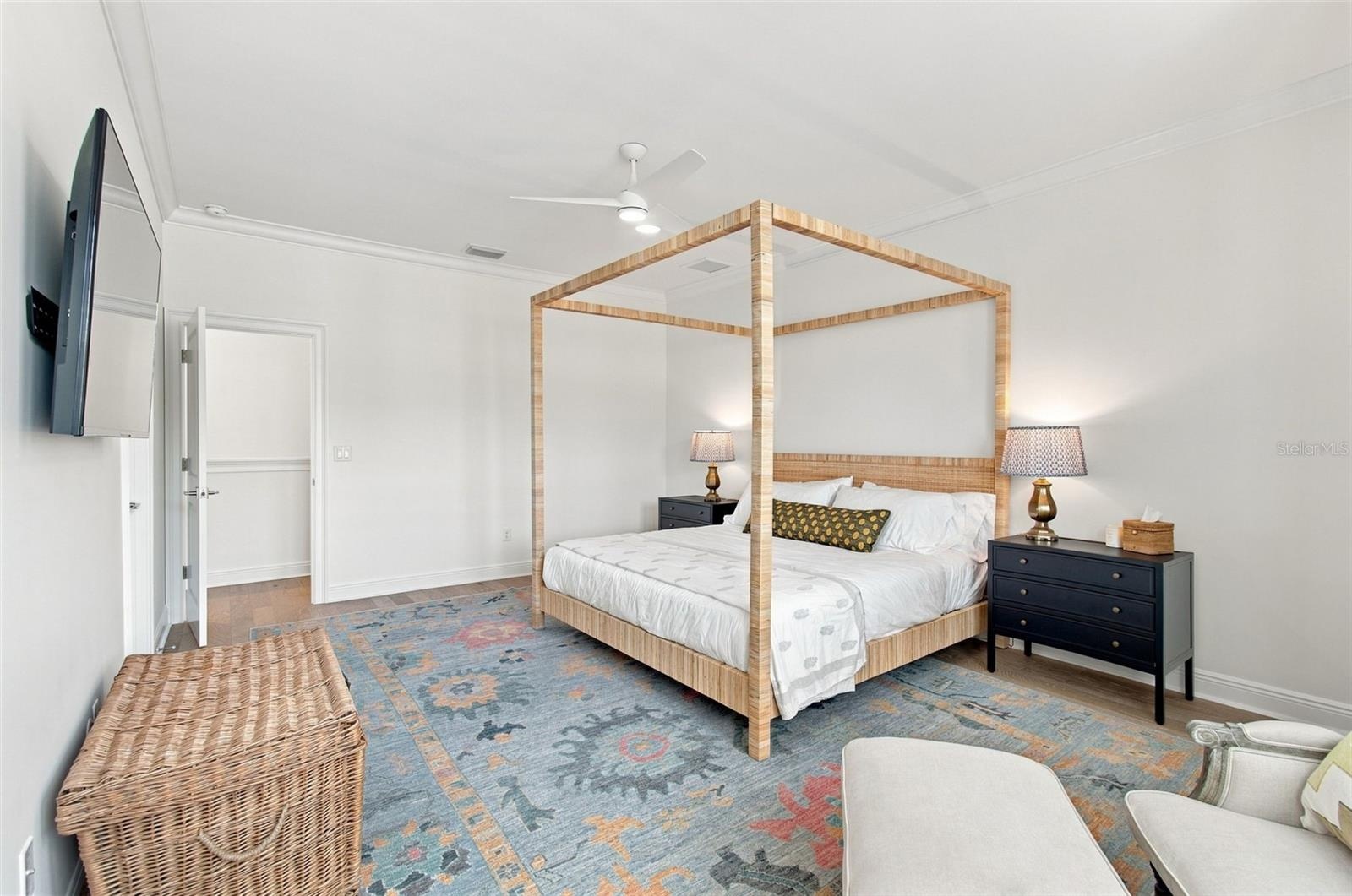 Large auxiliary bedrooms
