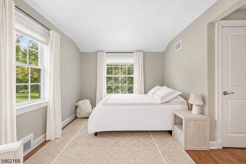 20 - Guest Room (1 of 2)