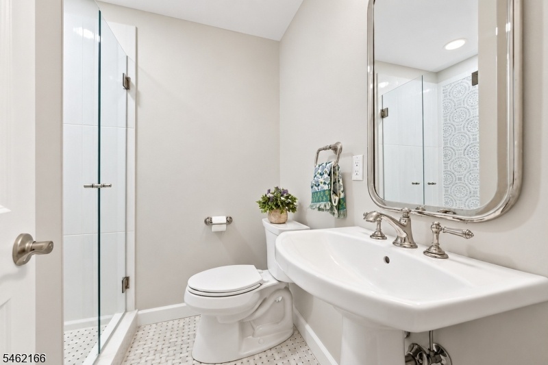 22 - Guest Room Bathroom