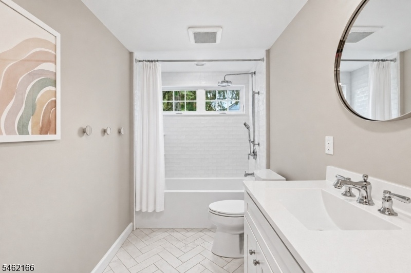 35 - Bathroom (2 of 2).