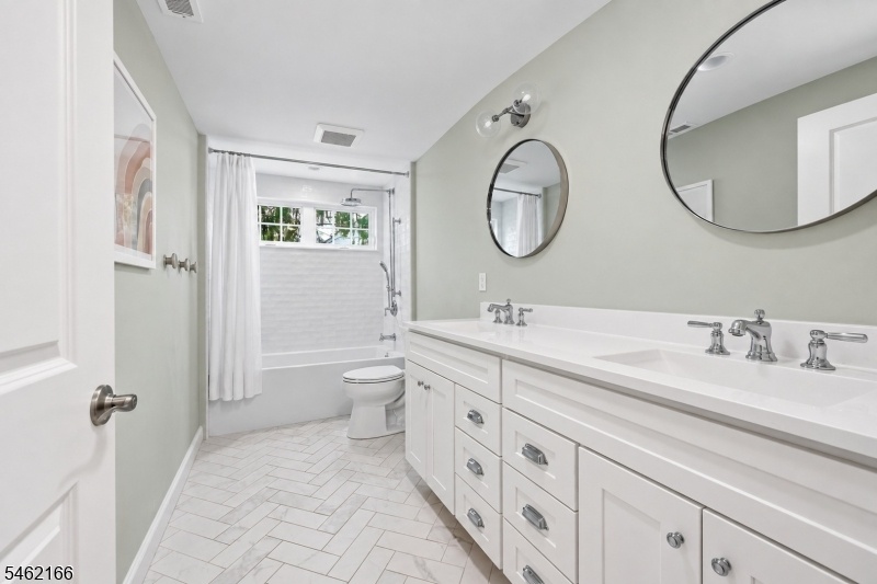 34 - Bathroom (1 of 2)