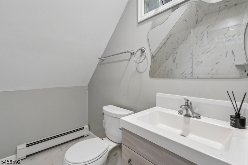 Main bathroom 2-1