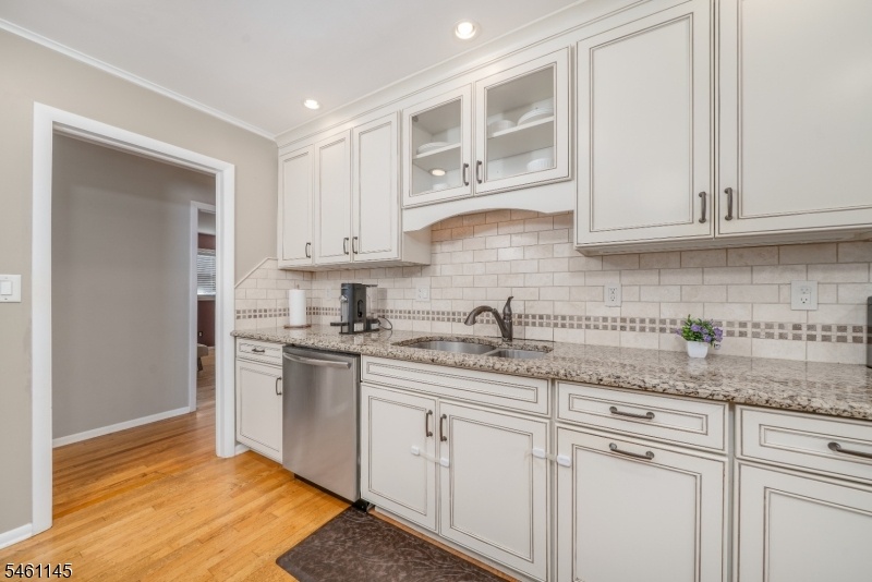Eat-in Kitchen