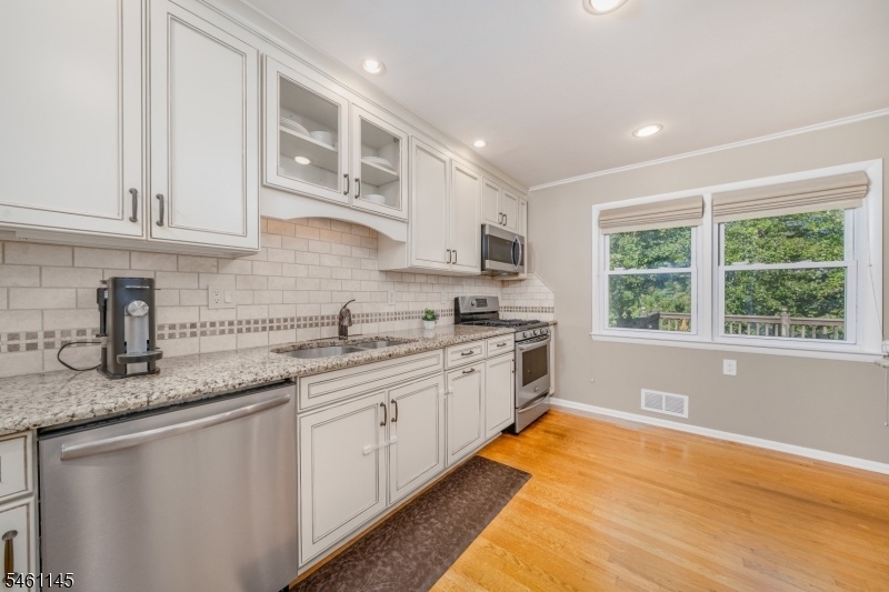 Eat-in Kitchen