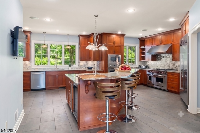 Kitchen w/ Center Island