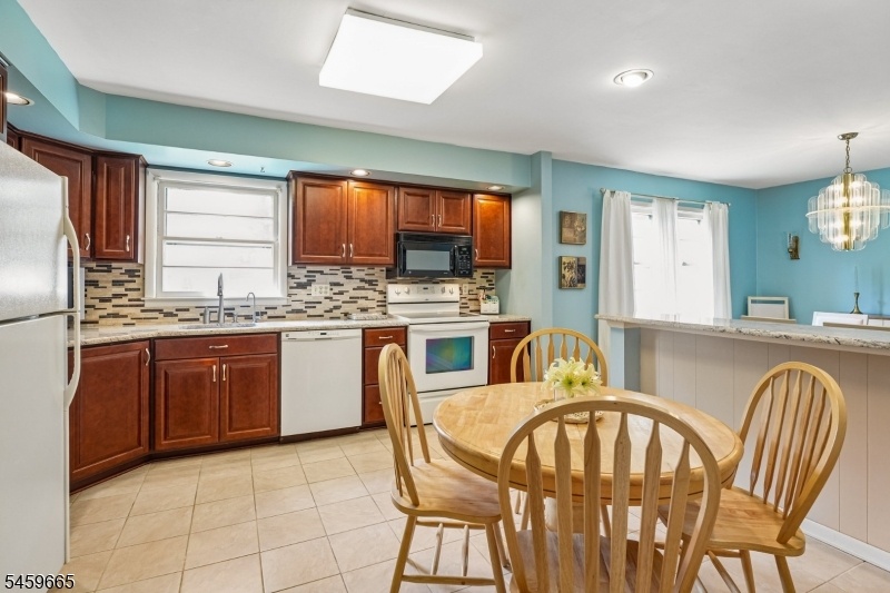 Eat-In Kitchen