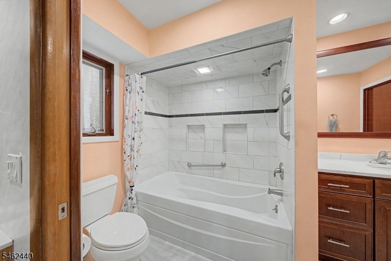 Primary En-Suite Bathroom