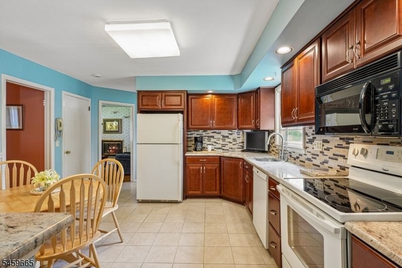 Eat-In Kitchen