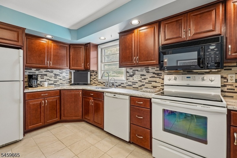 Eat-In Kitchen