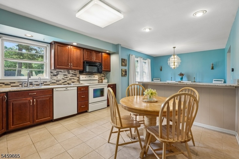 Eat-In Kitchen