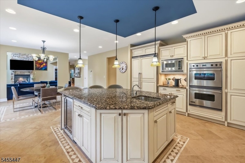 Eat-in gourmet kitchen