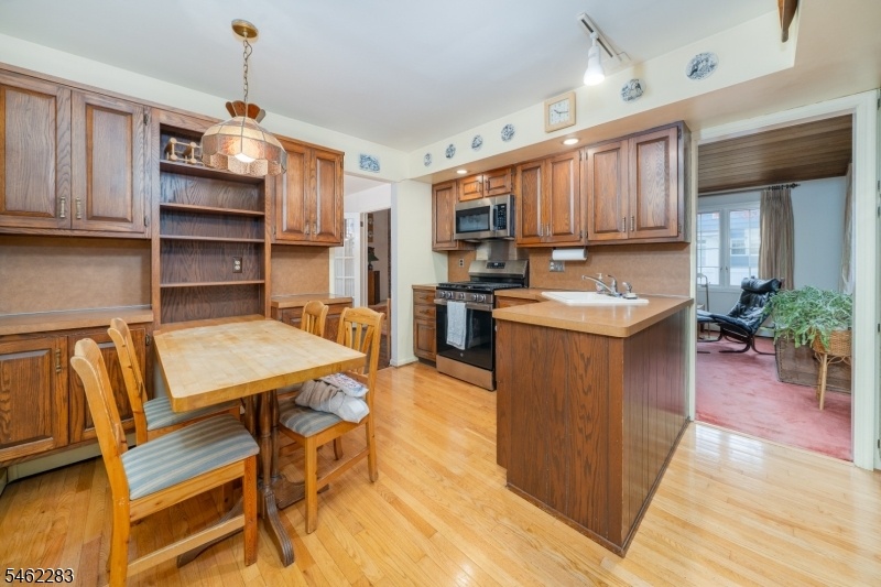 Eat-in Kitchen