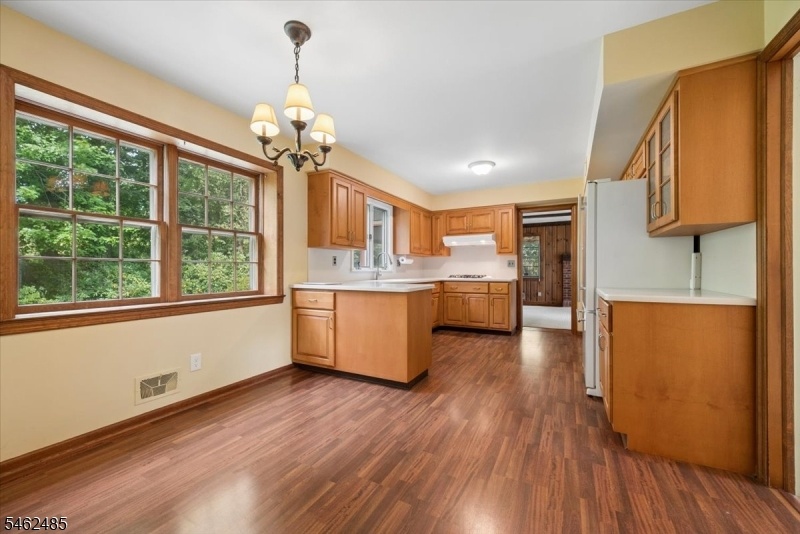 Eat-in-Kitchen Breakfast Nook