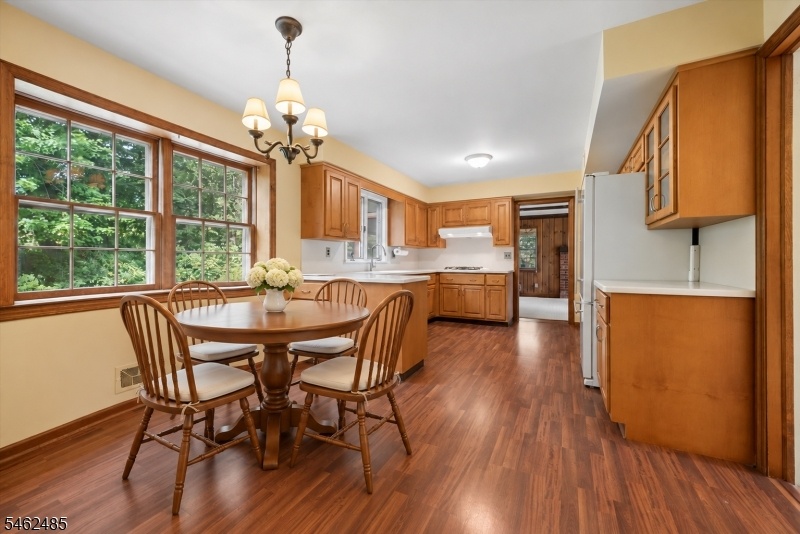 Eat-in-Kitchen Breakfast Nook