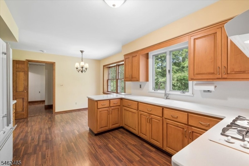Eat-in-Kitchen