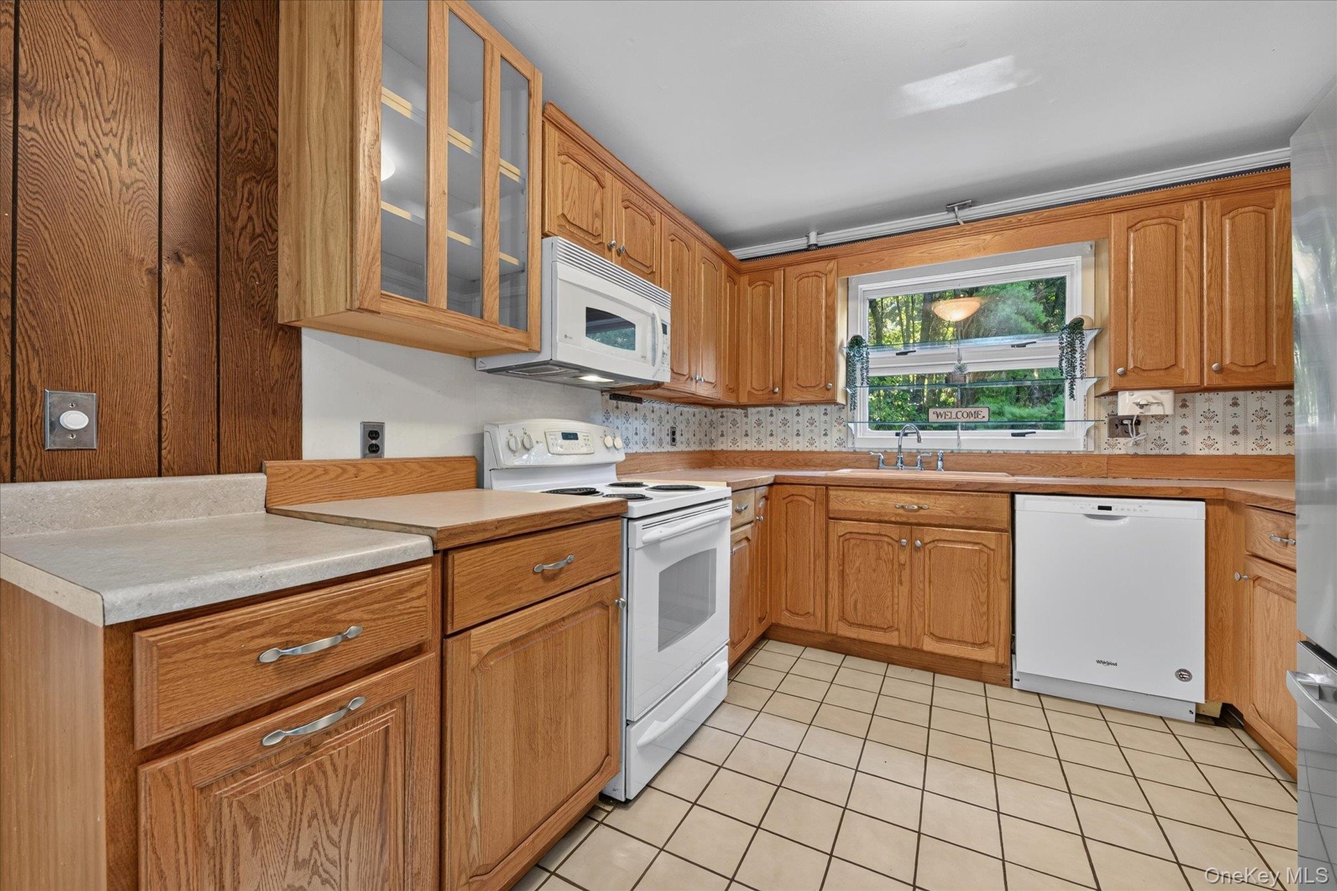Kitchen with Solid Wood Cabinets