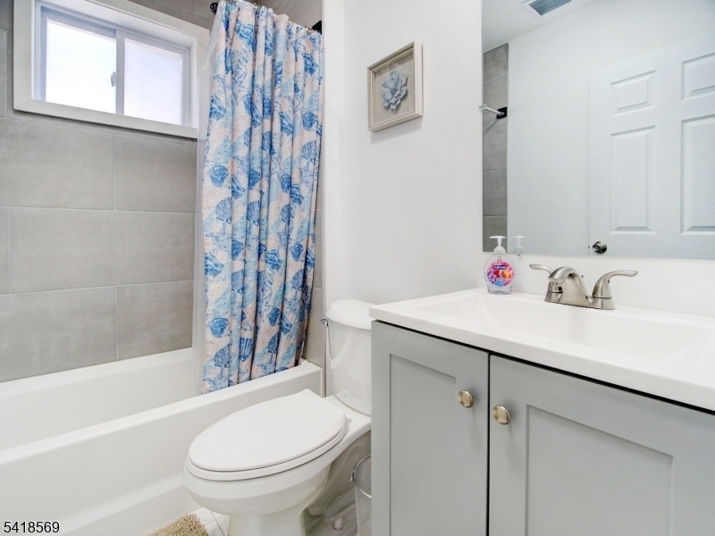 Bathroom â?? TubShower