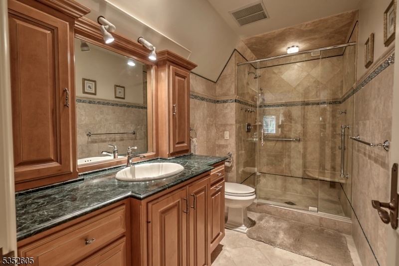 Guest apartment full bath