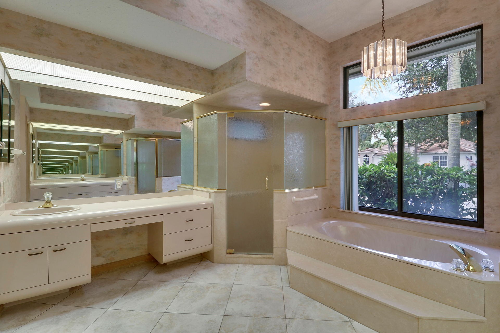 Large primary en-suite bath.