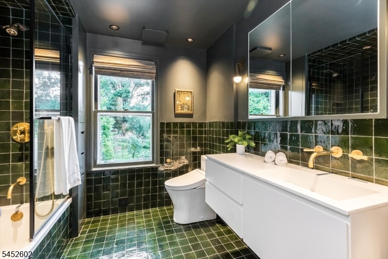 Bathroom / Second Floor