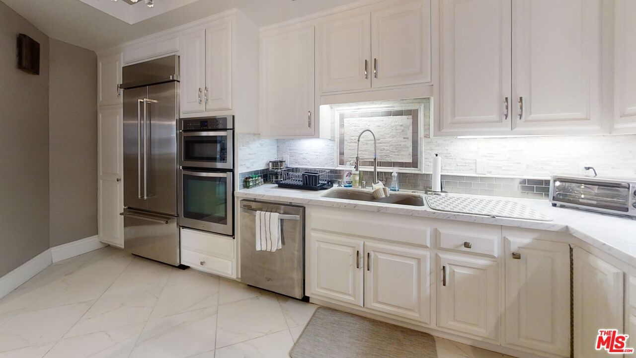 Kitchen Cook Area with built-i