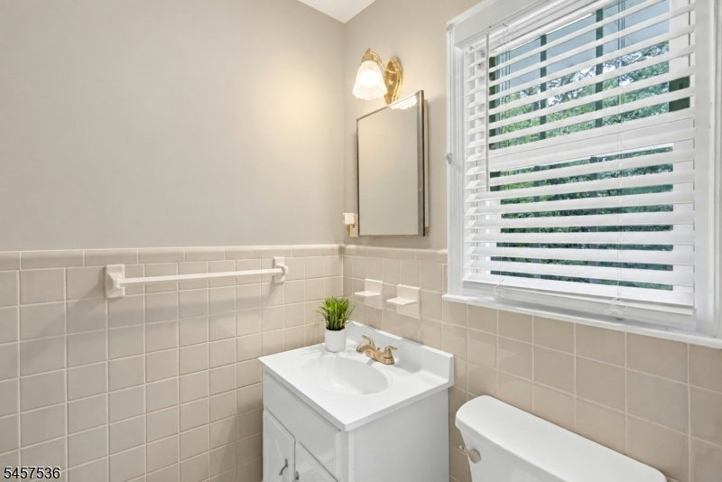 Master Bath (virtual edits)