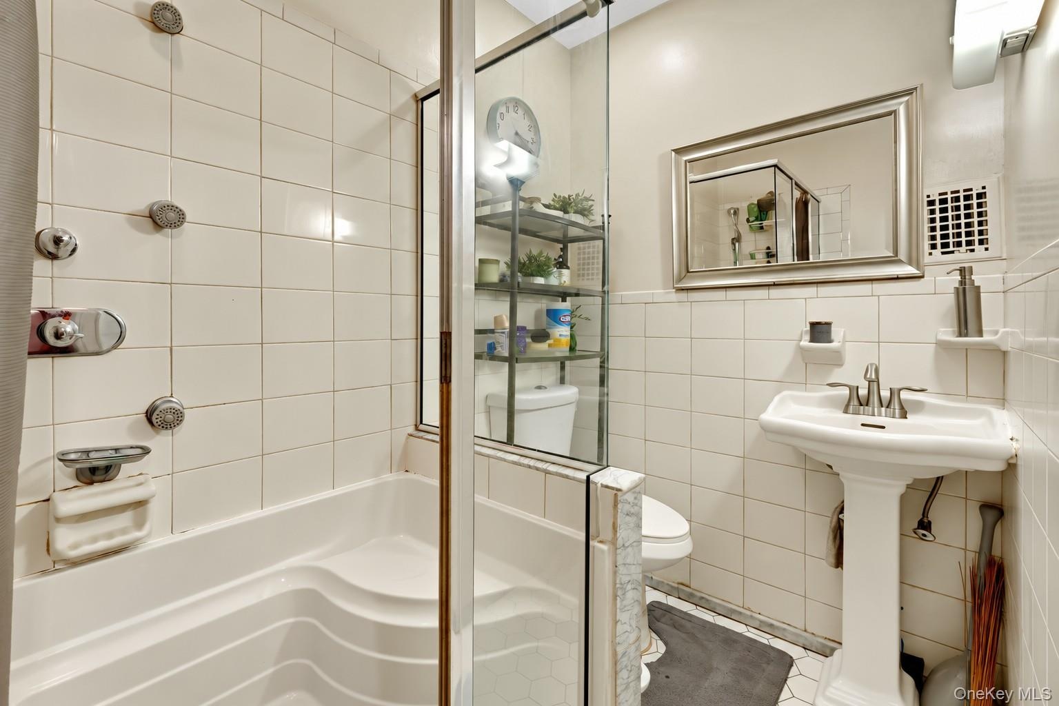 UNIT 1 FULL BATHROOM