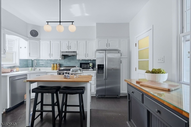 Eat In Updated Kitchen