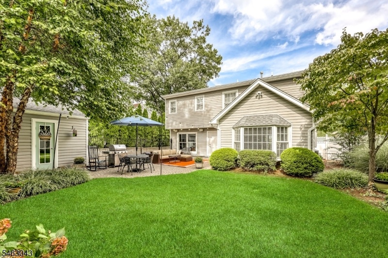 Spacious yard!