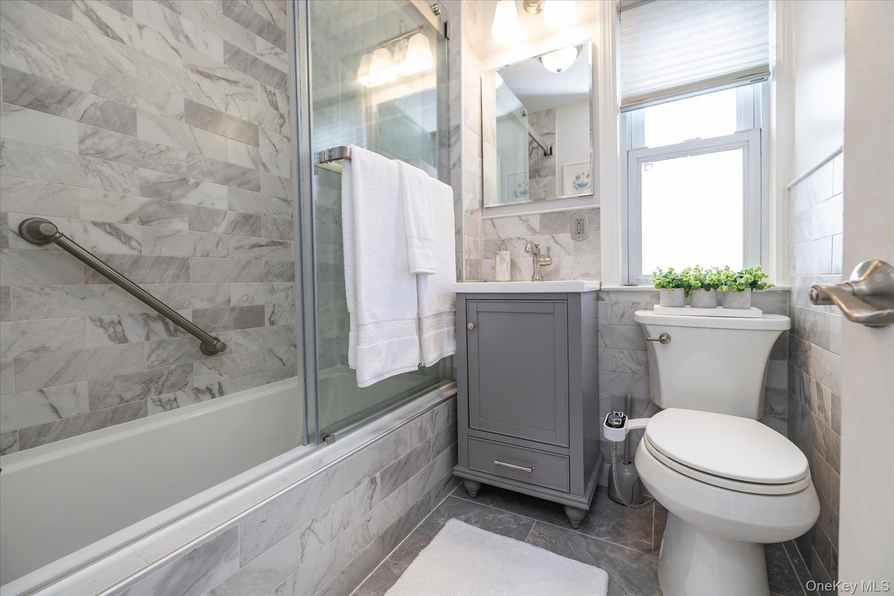 Updated full bathroom with glas shower doors