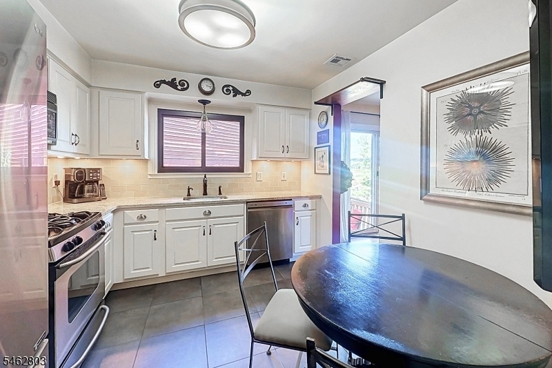 Eat-In Kitchen