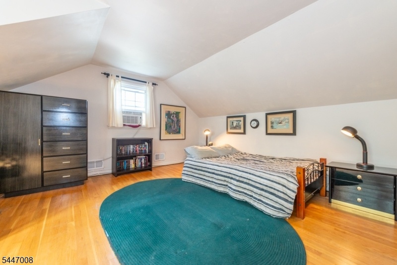 Private upper level Bdrm